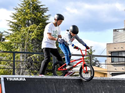 小学生をサポートするインストラクター